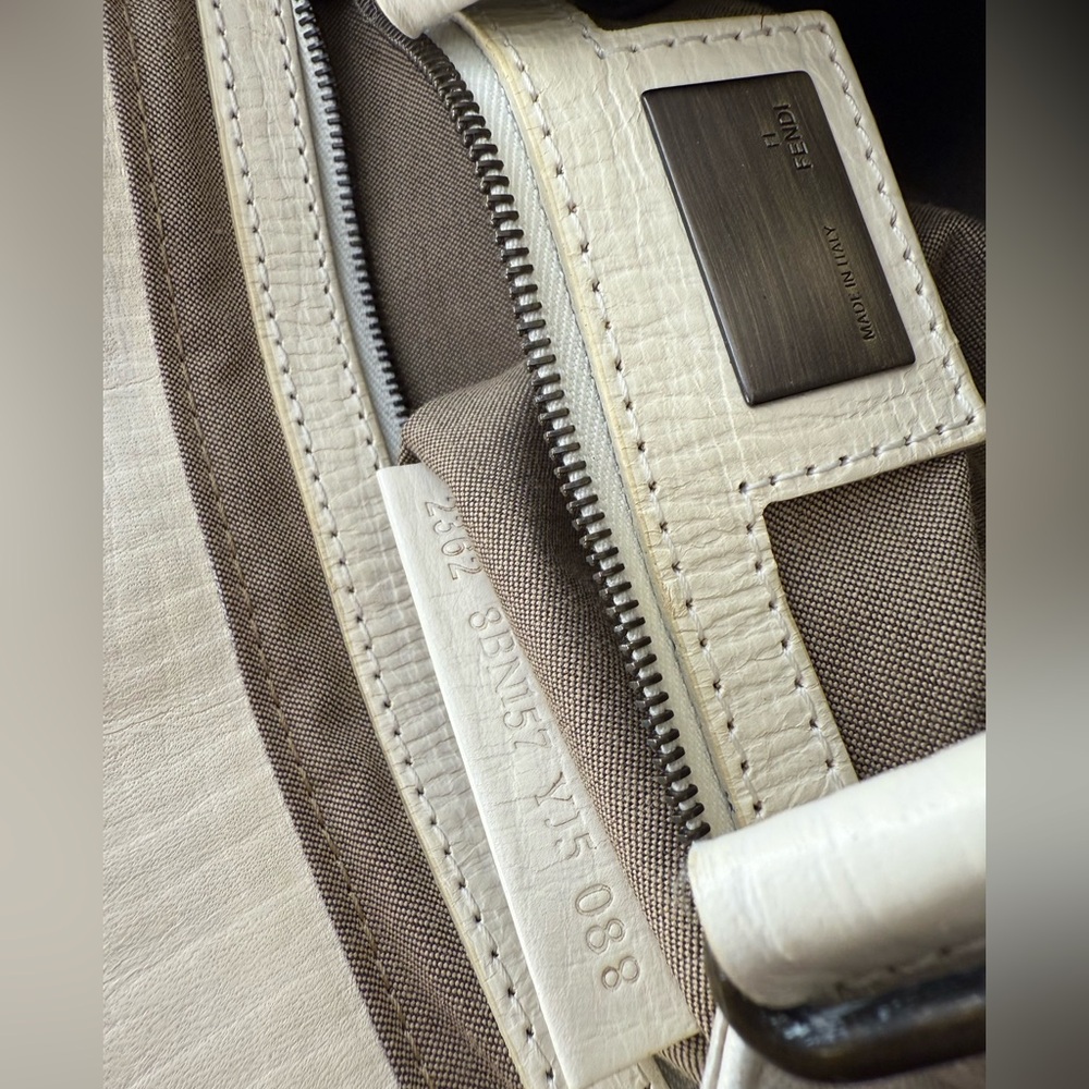 A+ condition Fendi White Shoulder Bag with Croc-Embossed Leather - Picture 5 of 15